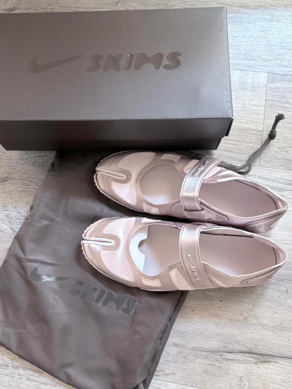 Nike SKIMS satin rift mary janes w/ velcro straps - Picture 2 of 5